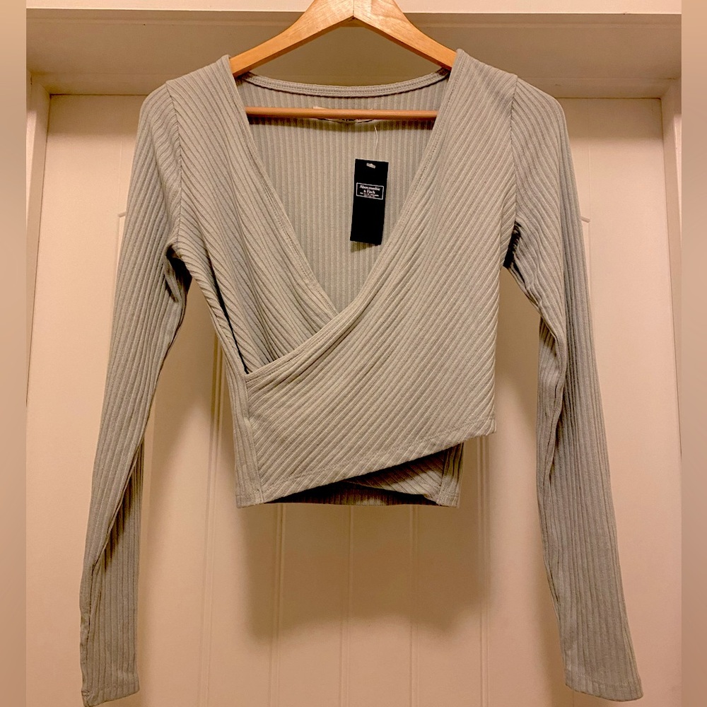 NWT Abercrombie & Fitch Ribbed Cropped Cross Sweater. Sz Small.